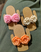 Load image into Gallery viewer, Floral earrings