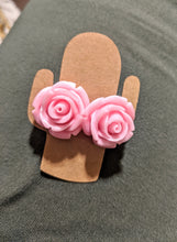 Load image into Gallery viewer, Floral earrings